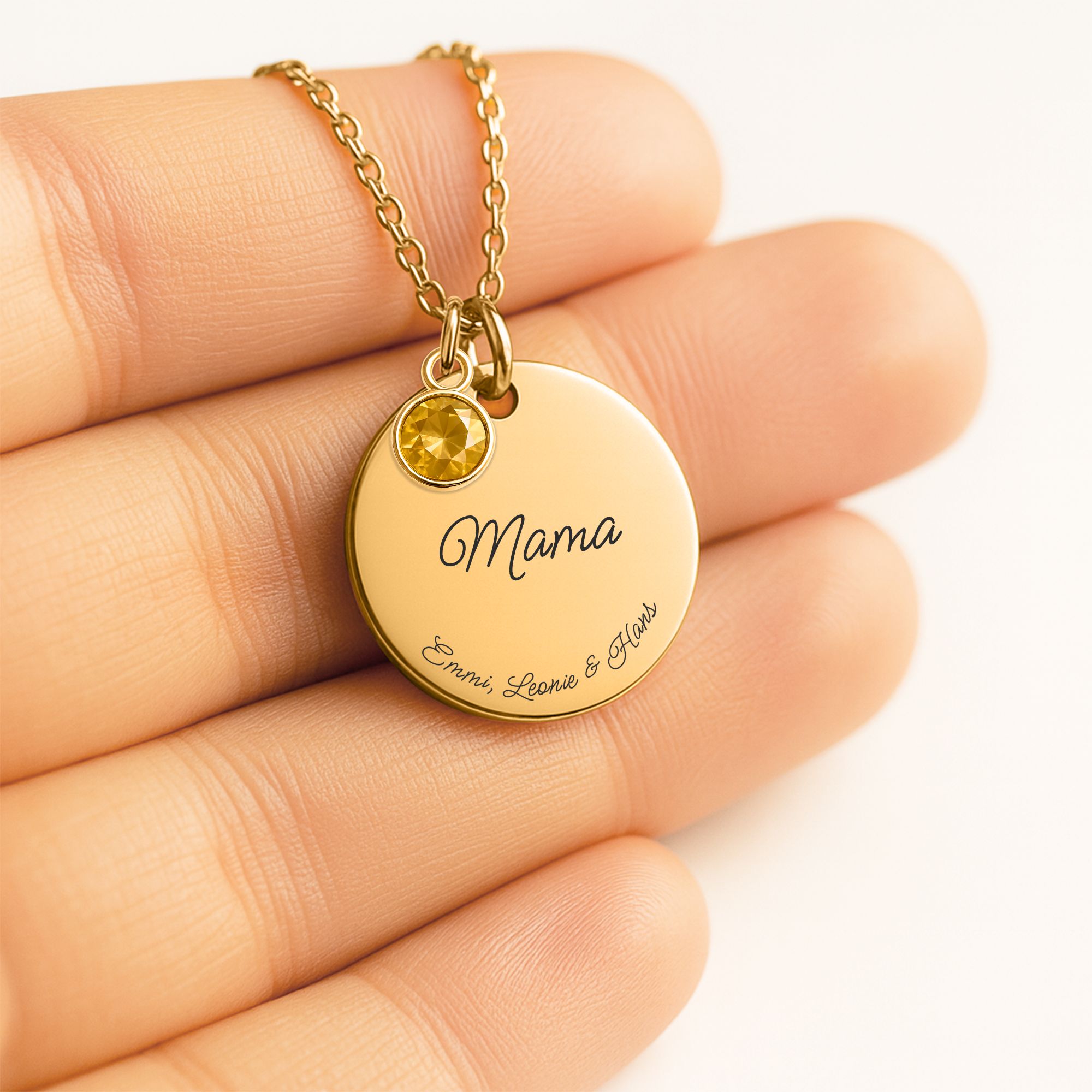Muttertag Kette mit Namensgravur mit Stein auf der Hand