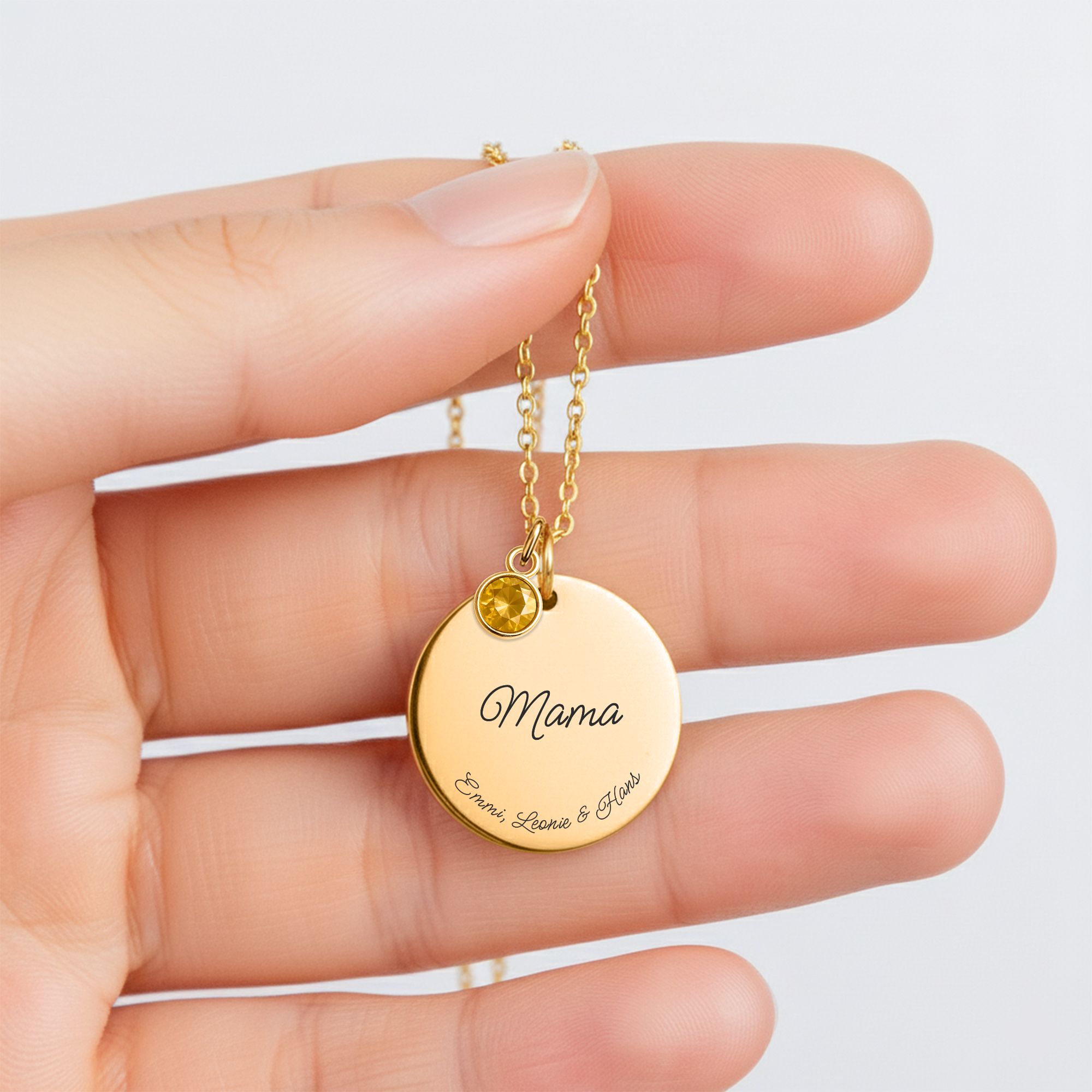 Muttertag Kette mit Namensgravur mit Stein hängend an der Hand