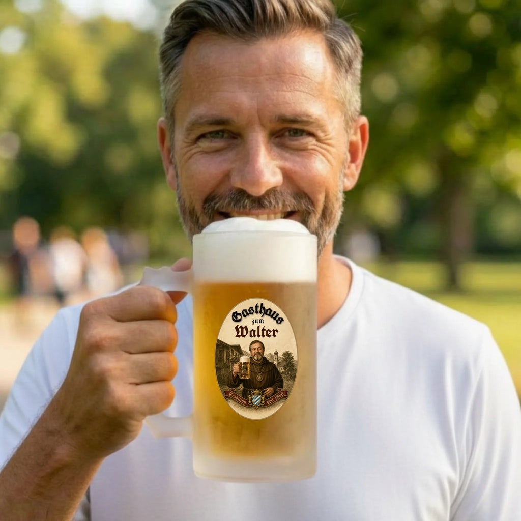 Personalisierter Glas Bierkrug im Gasthaus Design mit Foto und Name