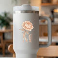 Thermobecher mit den Initialen "M" und Namen. Pfingstrose