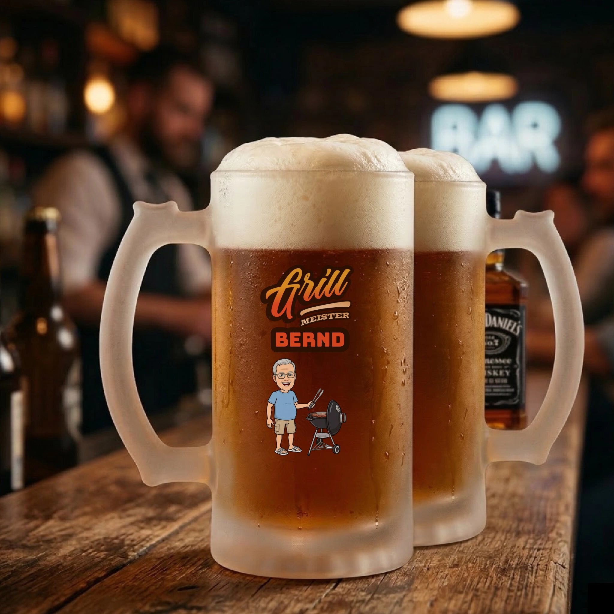 Grill Bierkrug personalisiert mit Foto und Namen im Comic Design auf Tisch