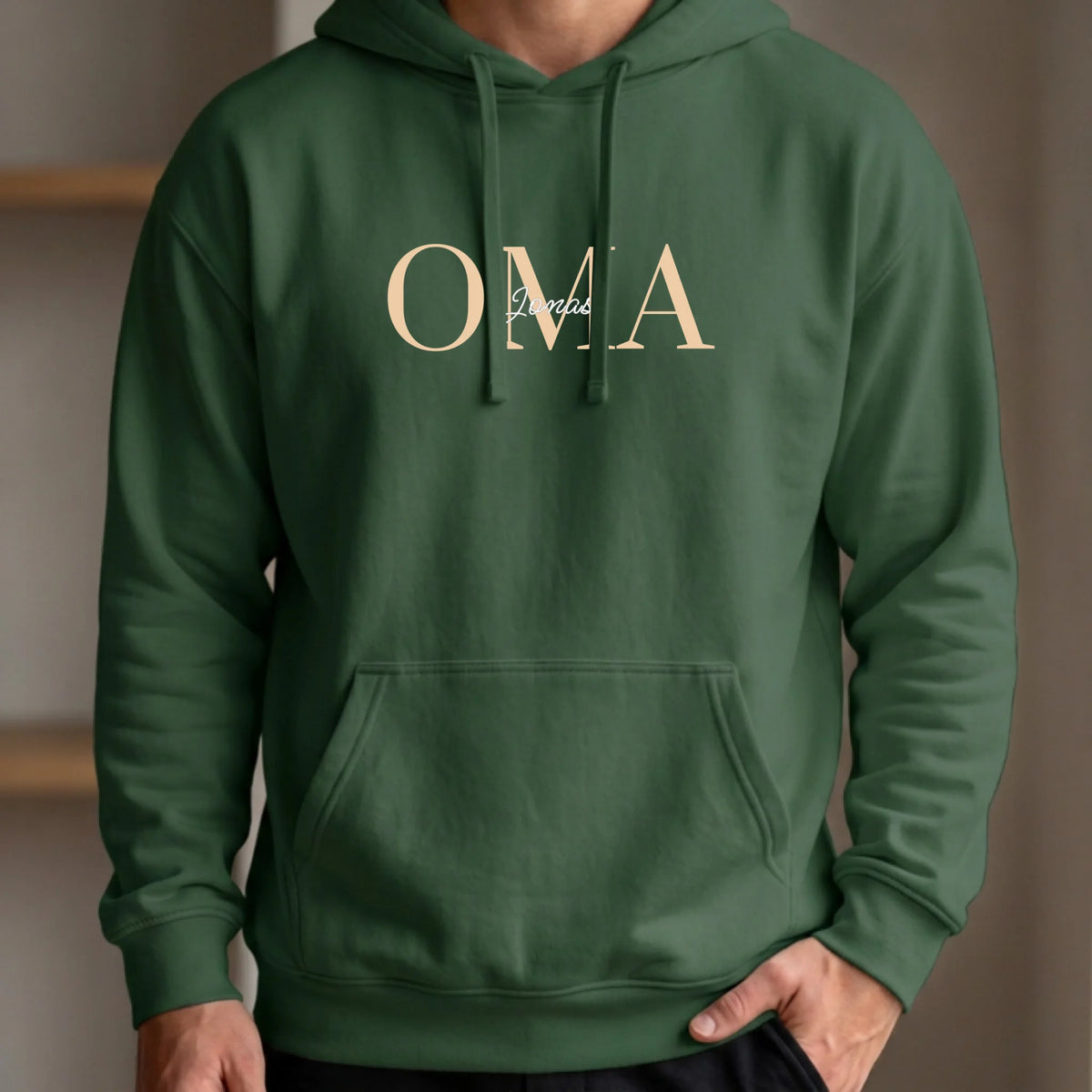 Oma Pullover personalisiert mit Namen der Enkel – Hoodie bottle green vorn