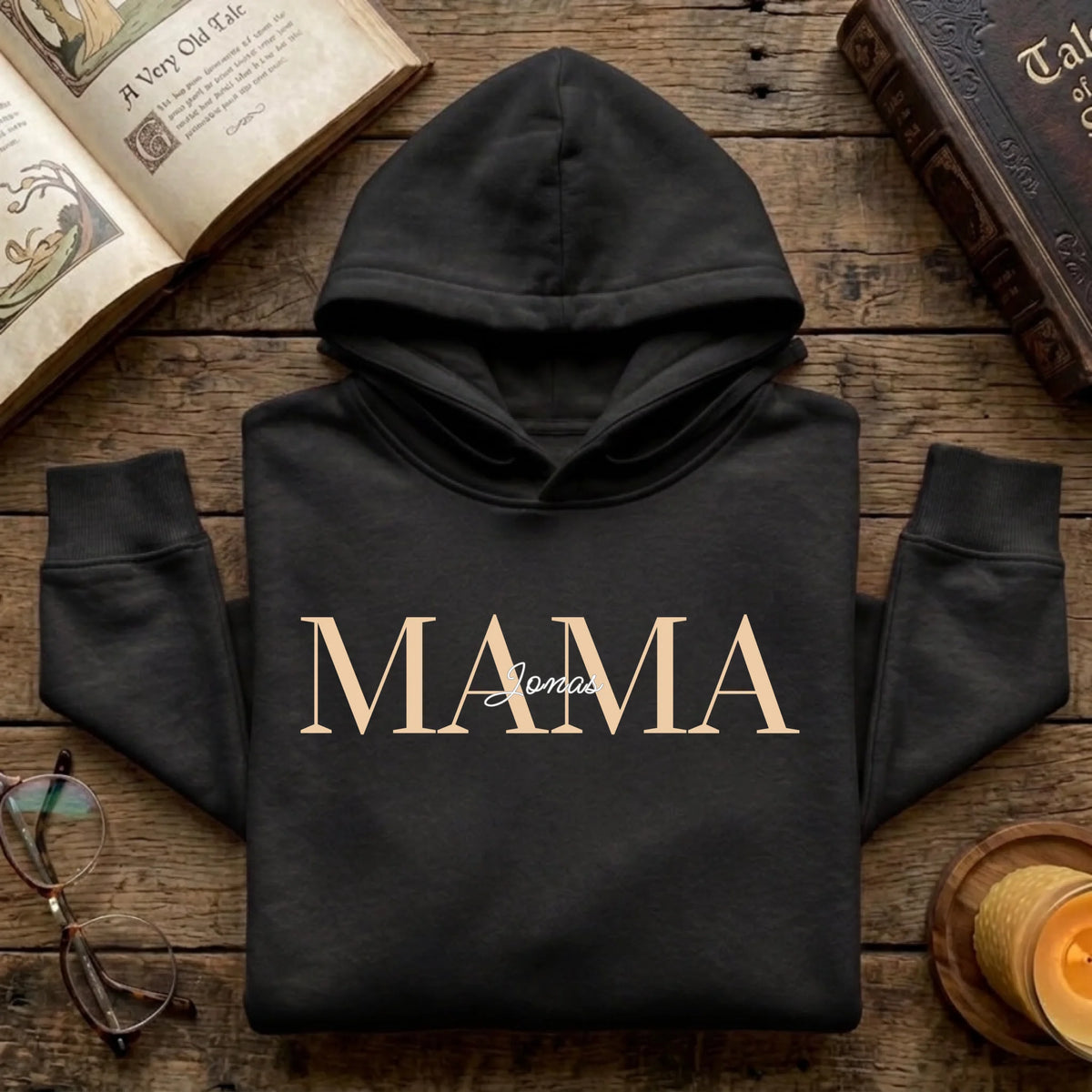 Personalisierter Mama Hoodie mit Namen der Kinder – schwarz Nahaufnahme – Geschenk für Mama